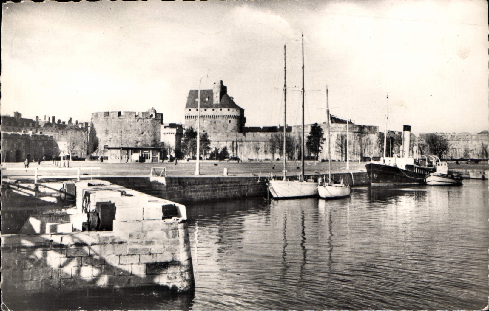 CPA En Bretagne Saint Malo vue du Donjon 1498 et du Bassin des yachts Bateaux