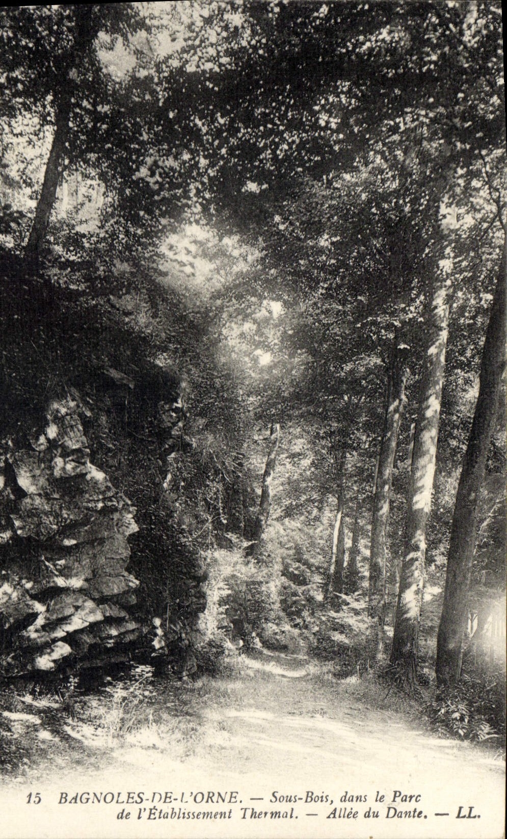 CPA Bagnoles de l'Orne Sous Bois dans le Parc de l'Etablissement Thermal Allee du Dante