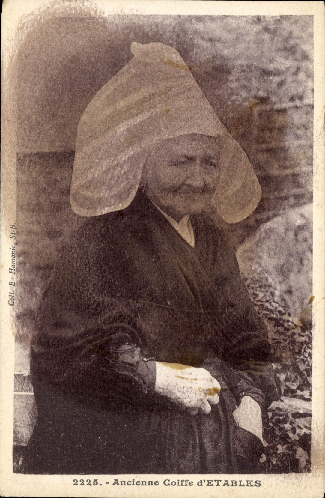 CPA Ancienne Coiffe d'Etables Folklore