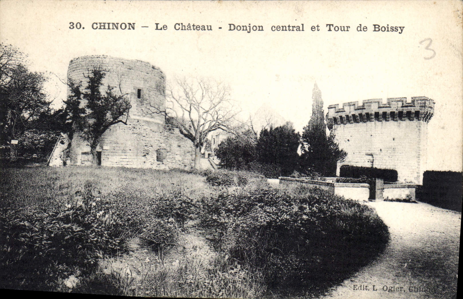 CPA Chinon le Chateau donjon central et Tour de Boissy