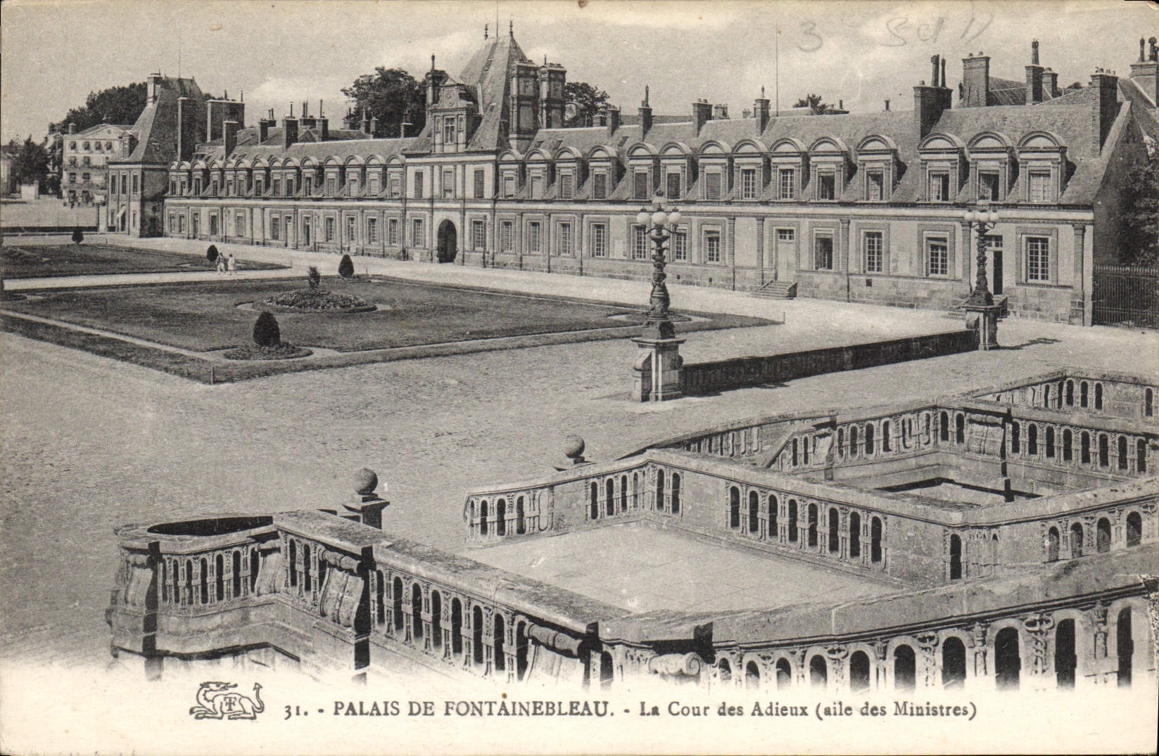 CPA Palais de Fontainebleau la Cour des Adieux Aile des Ministres