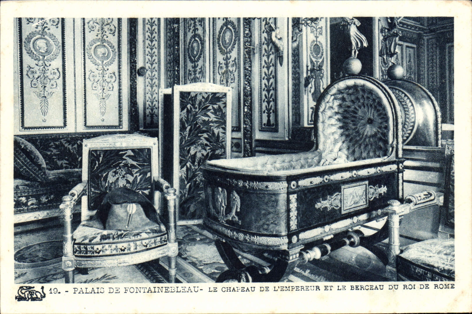 CPA Palais de Fontainebleau le chateau de l'Empereur et le Berceau du Roi de Rome 