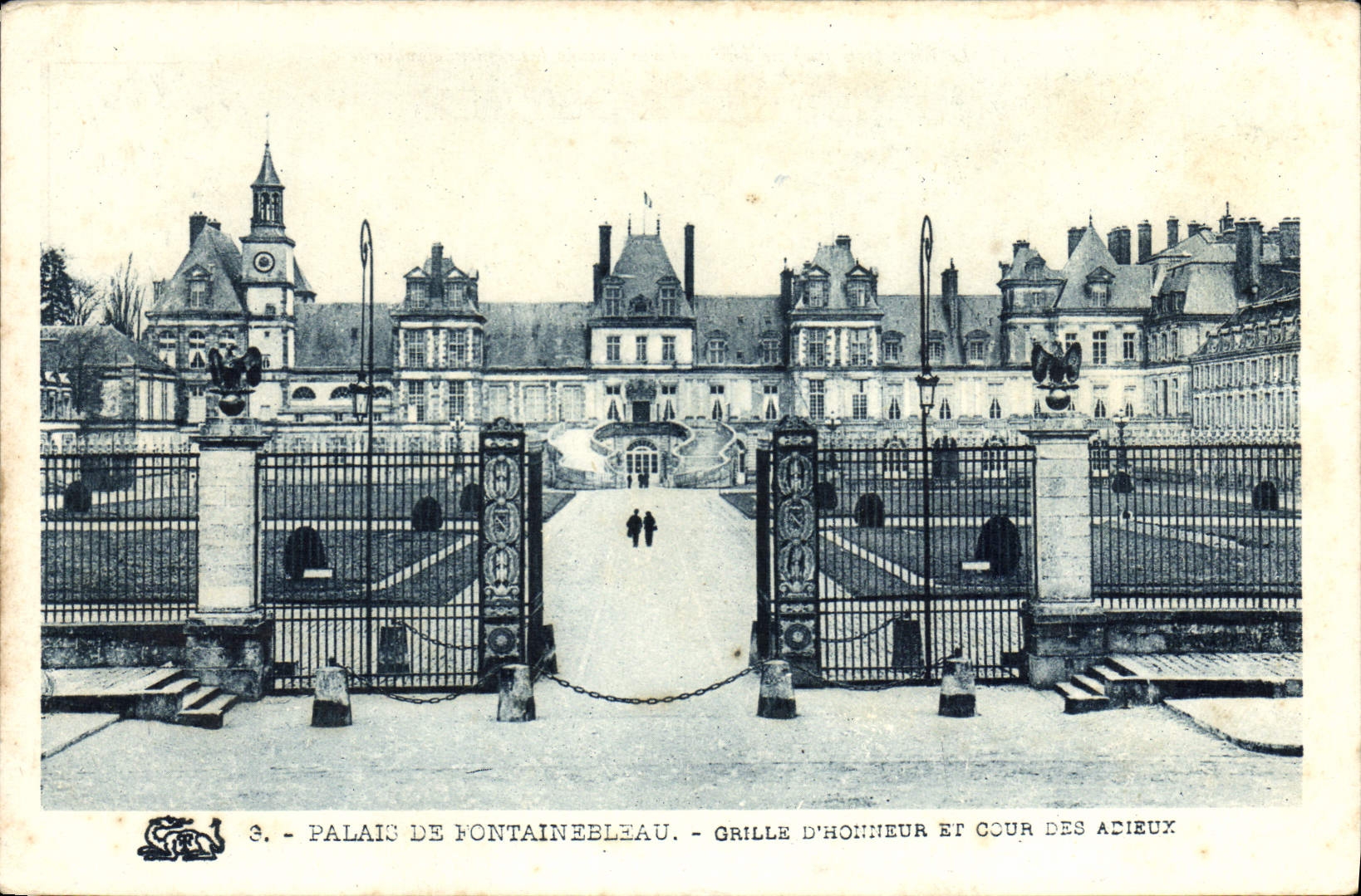 CPA Palais de Fontainebleau Grille d'Honneur et Cour des Adieux 