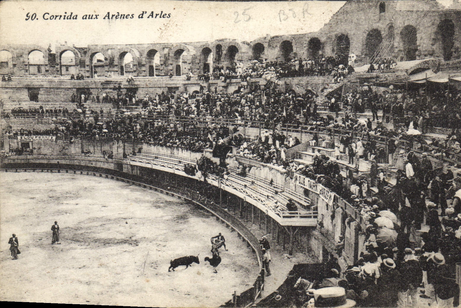 CPA Corrida aux Arenes d'Arles 