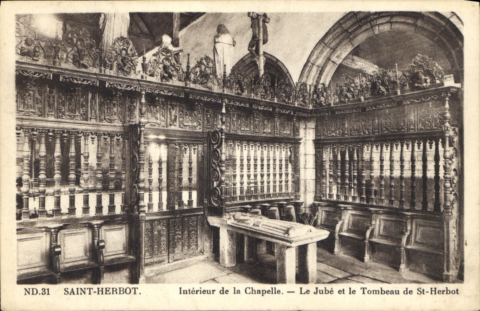 CPA Saint Herbot Interieur de la Chapelle Le Jube et le Tombeau de St Herbot