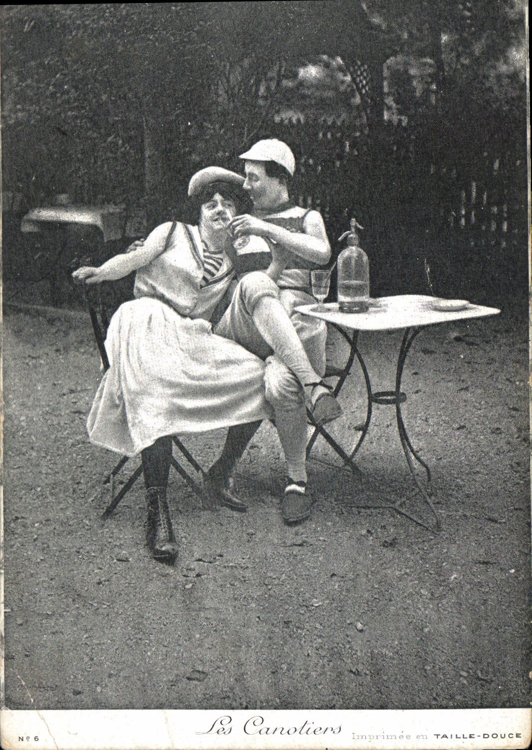 CPA Les Canotiers Femme