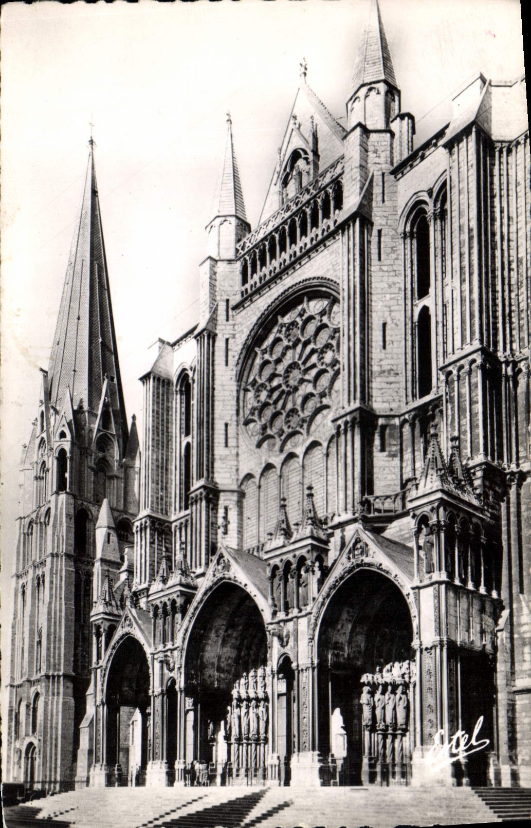 CPA Cathedrale de Chartres la Facade Sud et le Clocher Vieux 