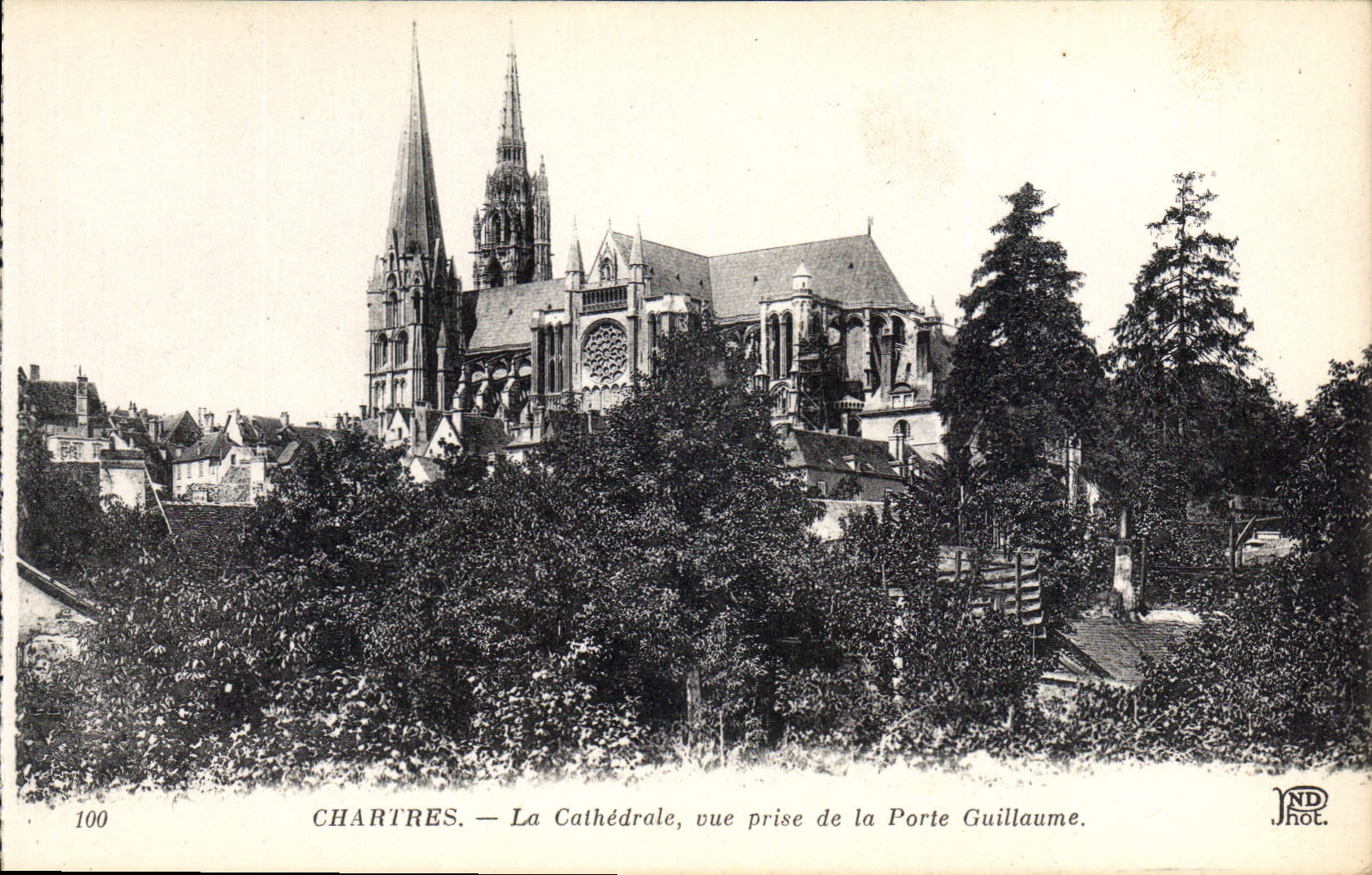 CPA Chartres La Cathedrale vue prise de la Porte Guillaume 