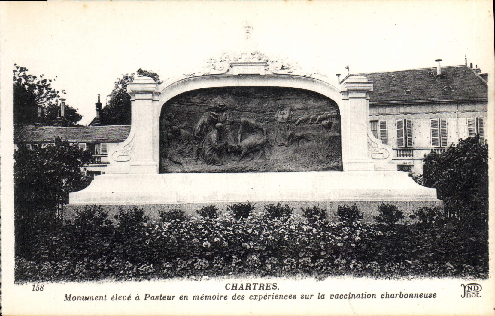 CPA Chartres Monument eleve a Pasteur en memoire des experiences sur la vaccination charbonneuse