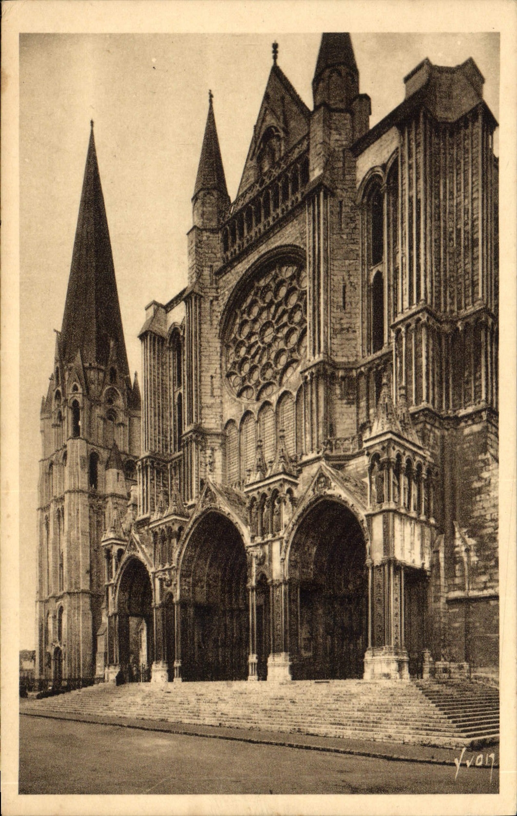CPA Chartres Eure et loir Le Portail Sud et la Vieille Tour 