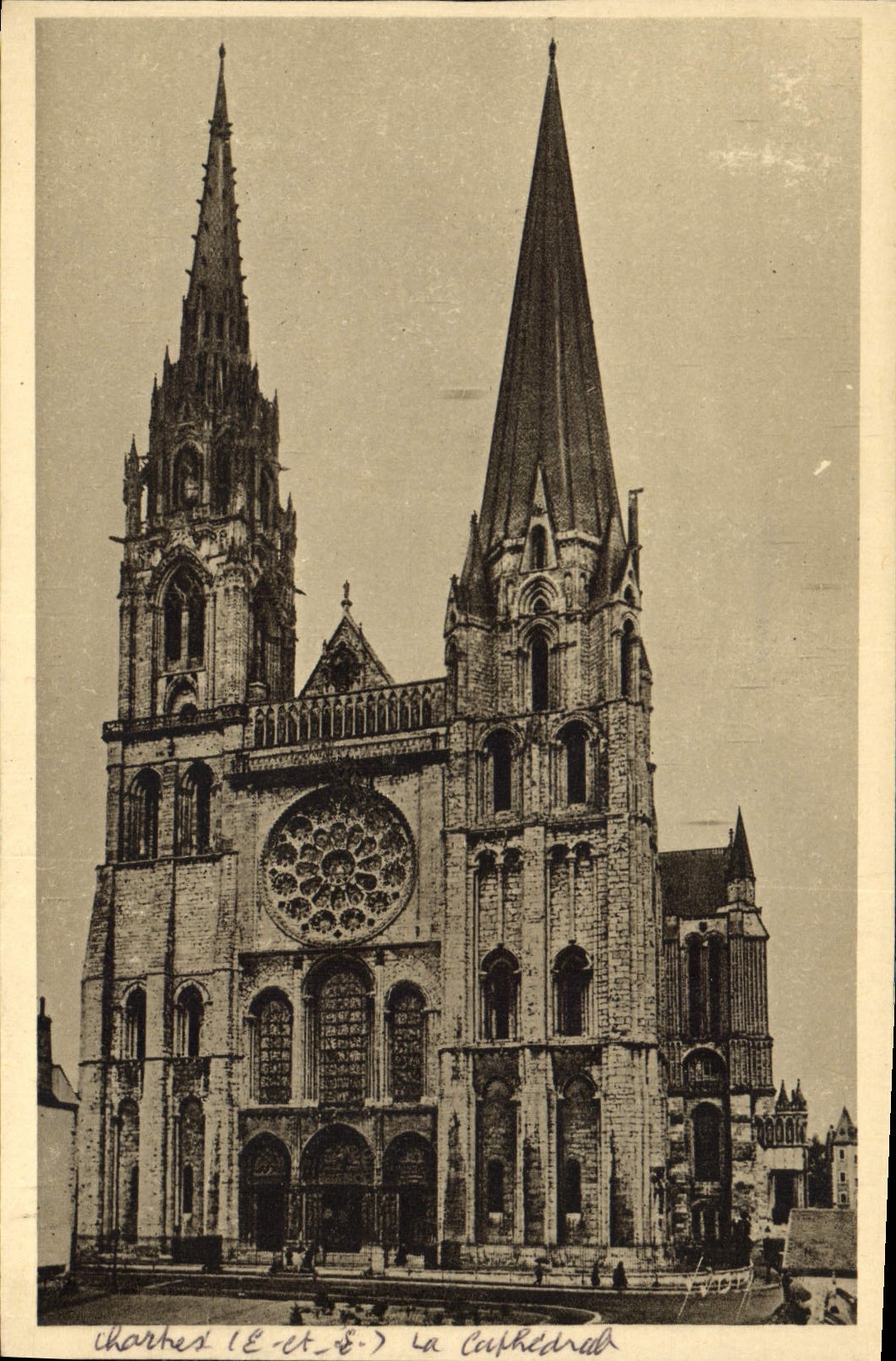 CPA Chartres Eure et Loir La Cathedrale