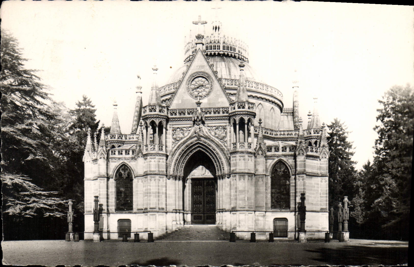 CPA Dreux E et L Chapelle Royale St Louis Sepulture de la Famille d'Orleans 