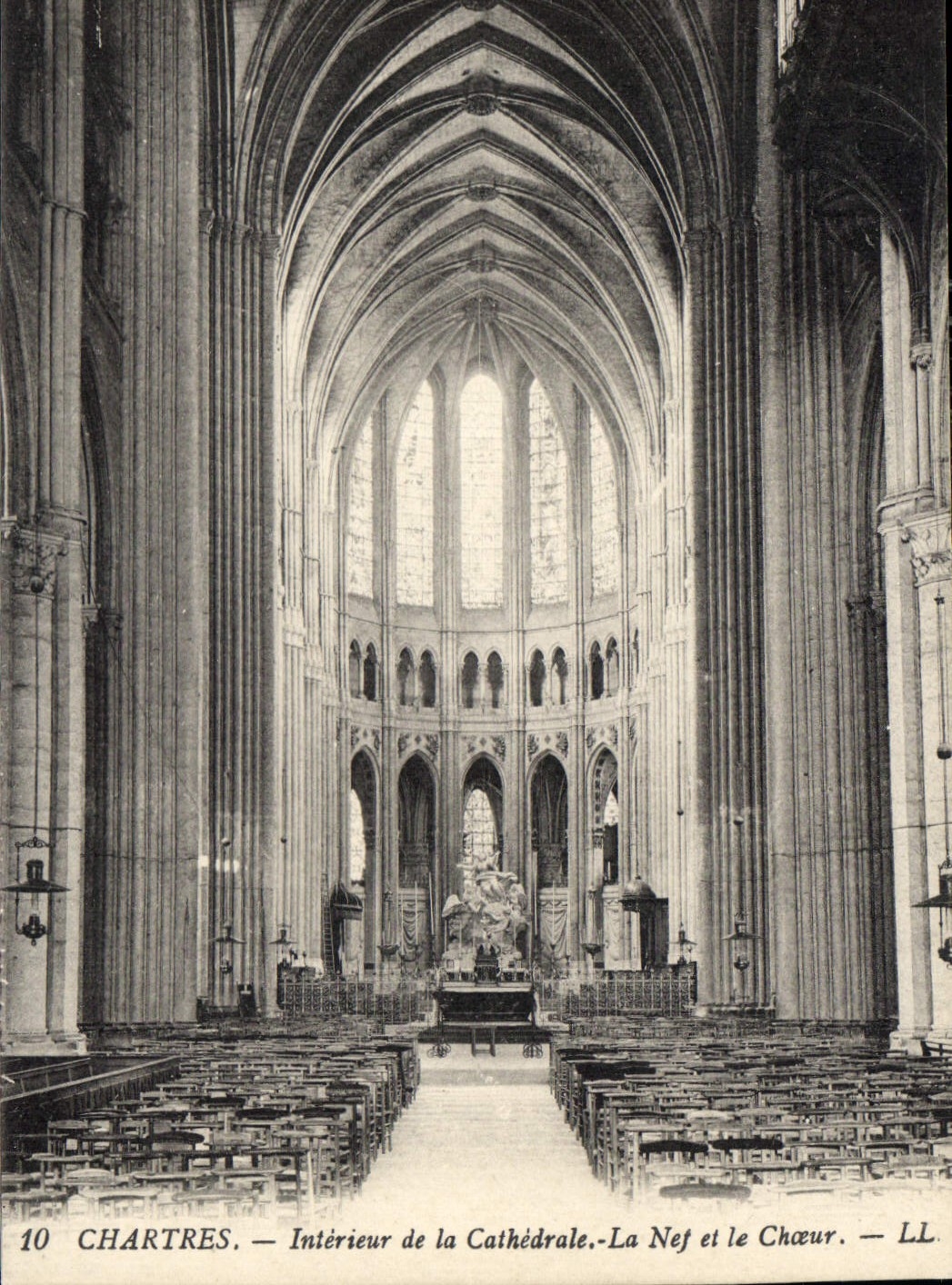 CPA Chartres Interieur de la Cathedrale la Nef et le Choeur