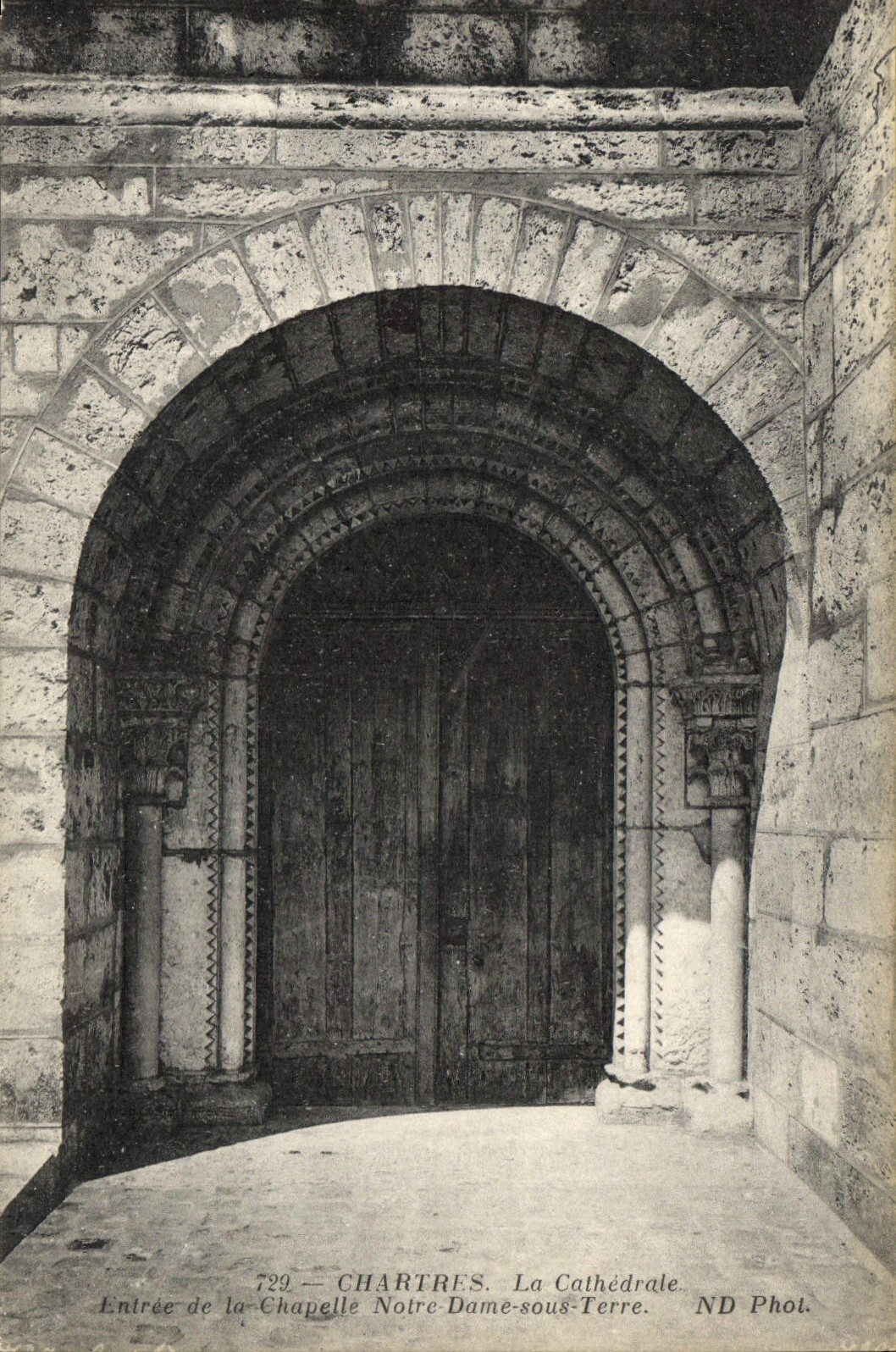 CPA Chartres La Cathedrale Entree de la Chapelle Notre Dame sous Terre 