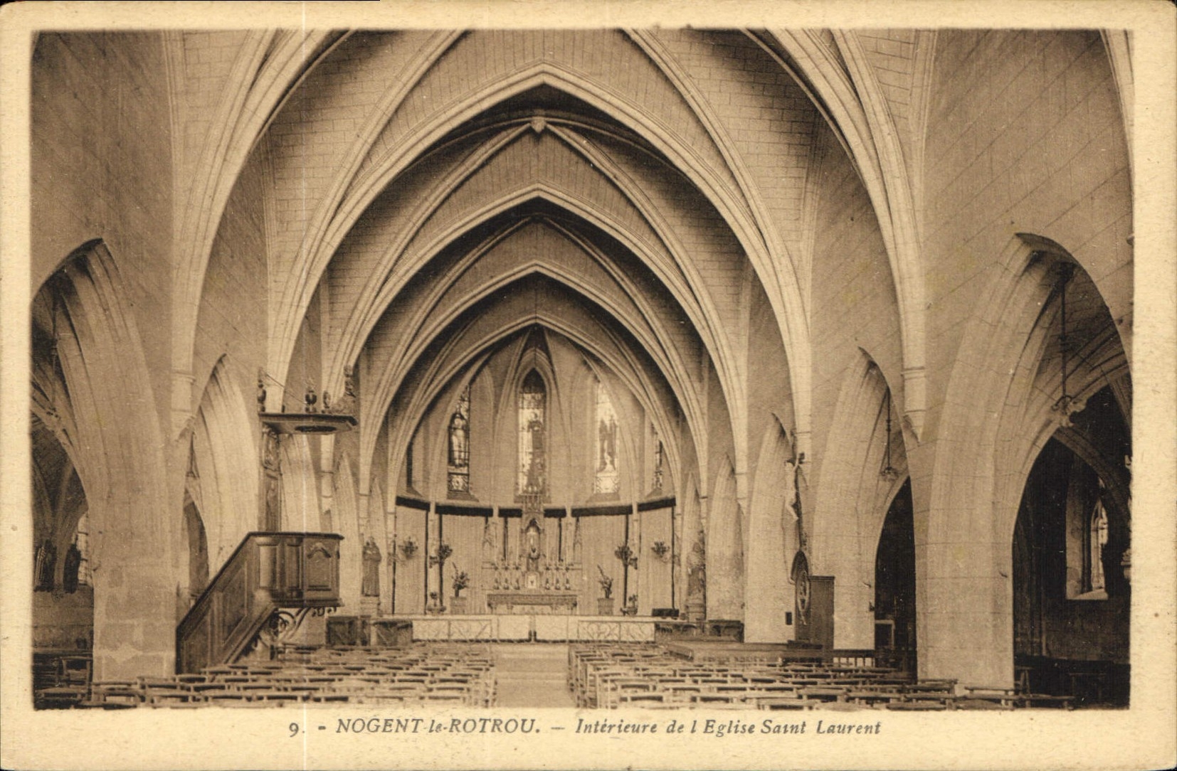 CPA Nogent le Rotrou Interieur de l'Eglise Saint Laurent