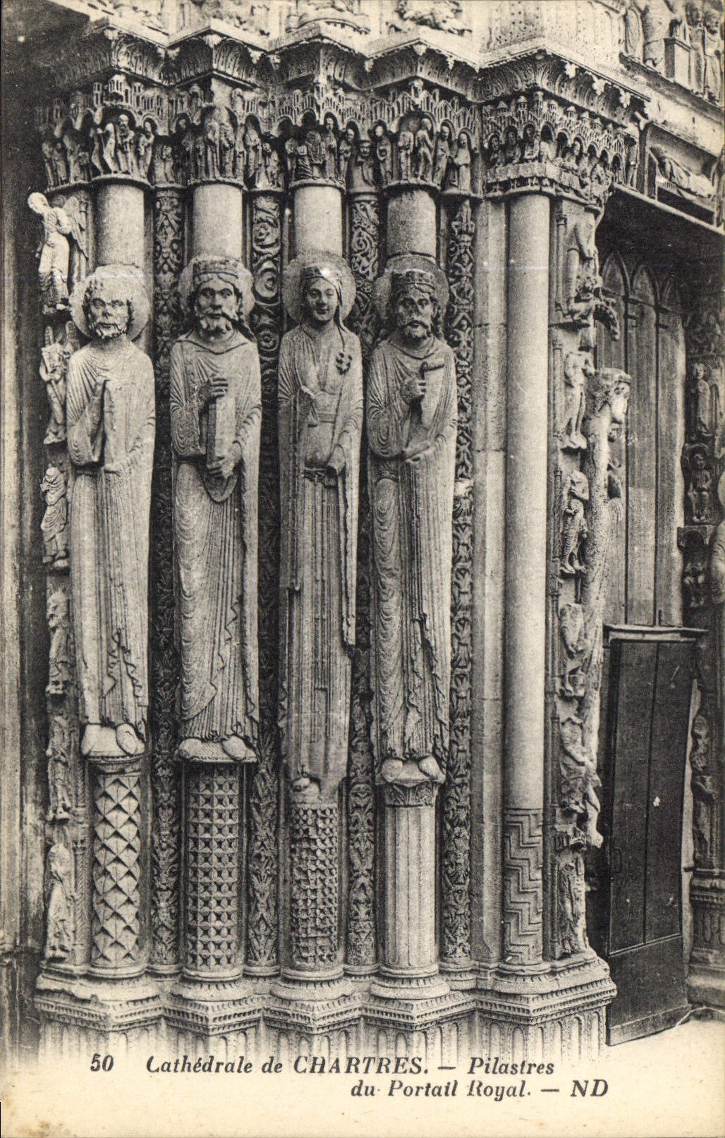 CPA Cathedrale de Chartres Pilastres du Portail Royal