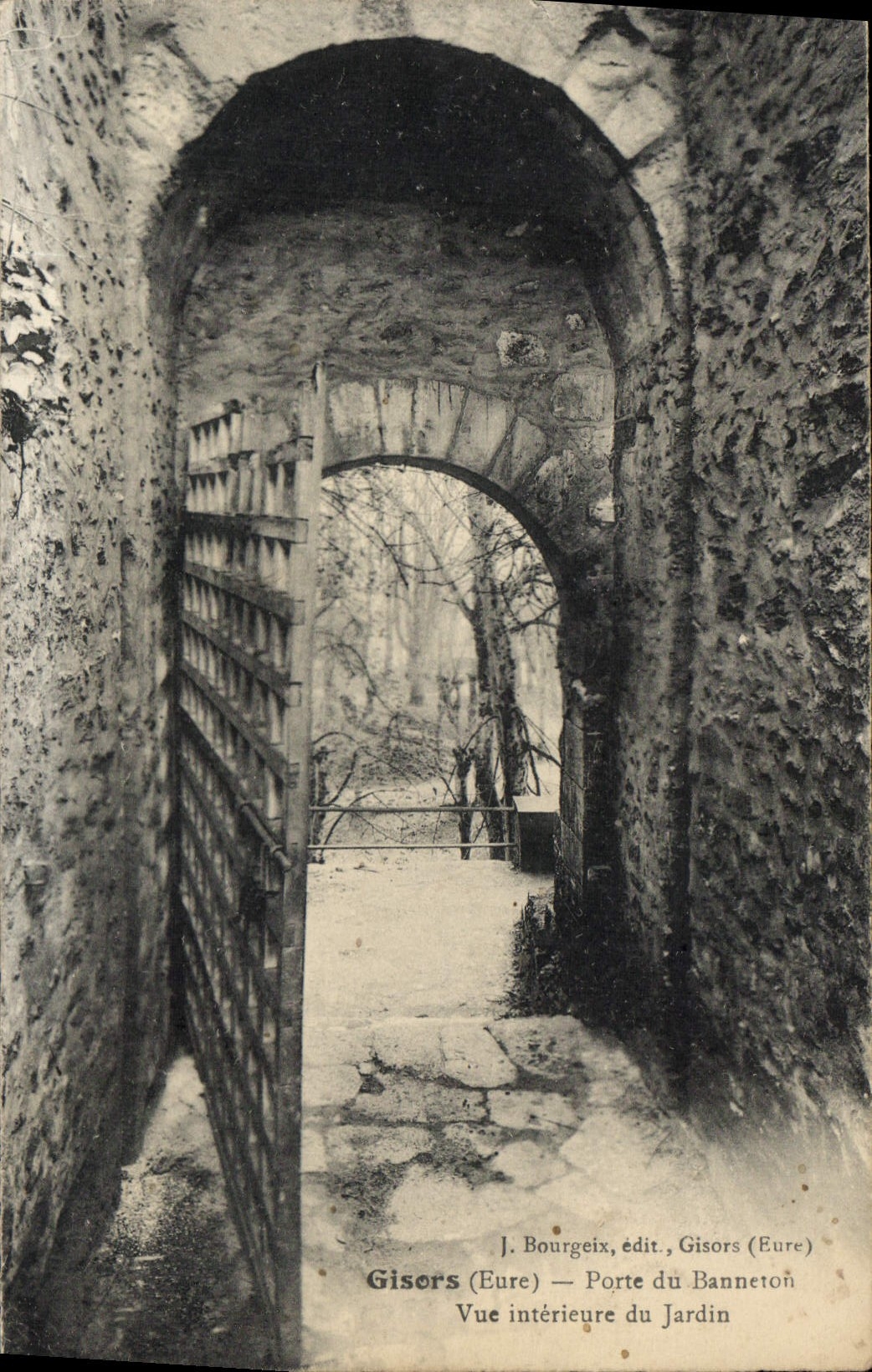 CPA Gisors Eure Porte du Banneton vue interieure du Jardin