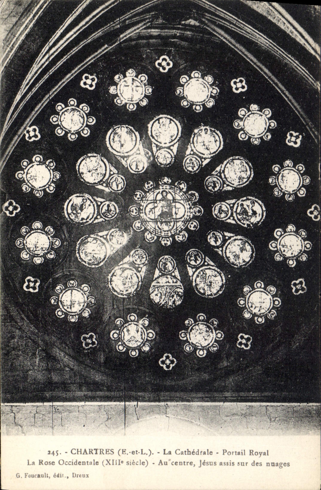 CPA Chartres E et L La Cathedrale Portail Royal la Rose Occidentale XIII siecle au centre Jesus assi