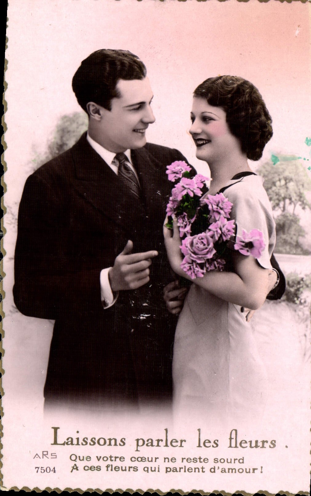 CPA Laissons parler les fleurs que votre coeur ne reste sourd a ces fleurs qui parlent d'amour Femme