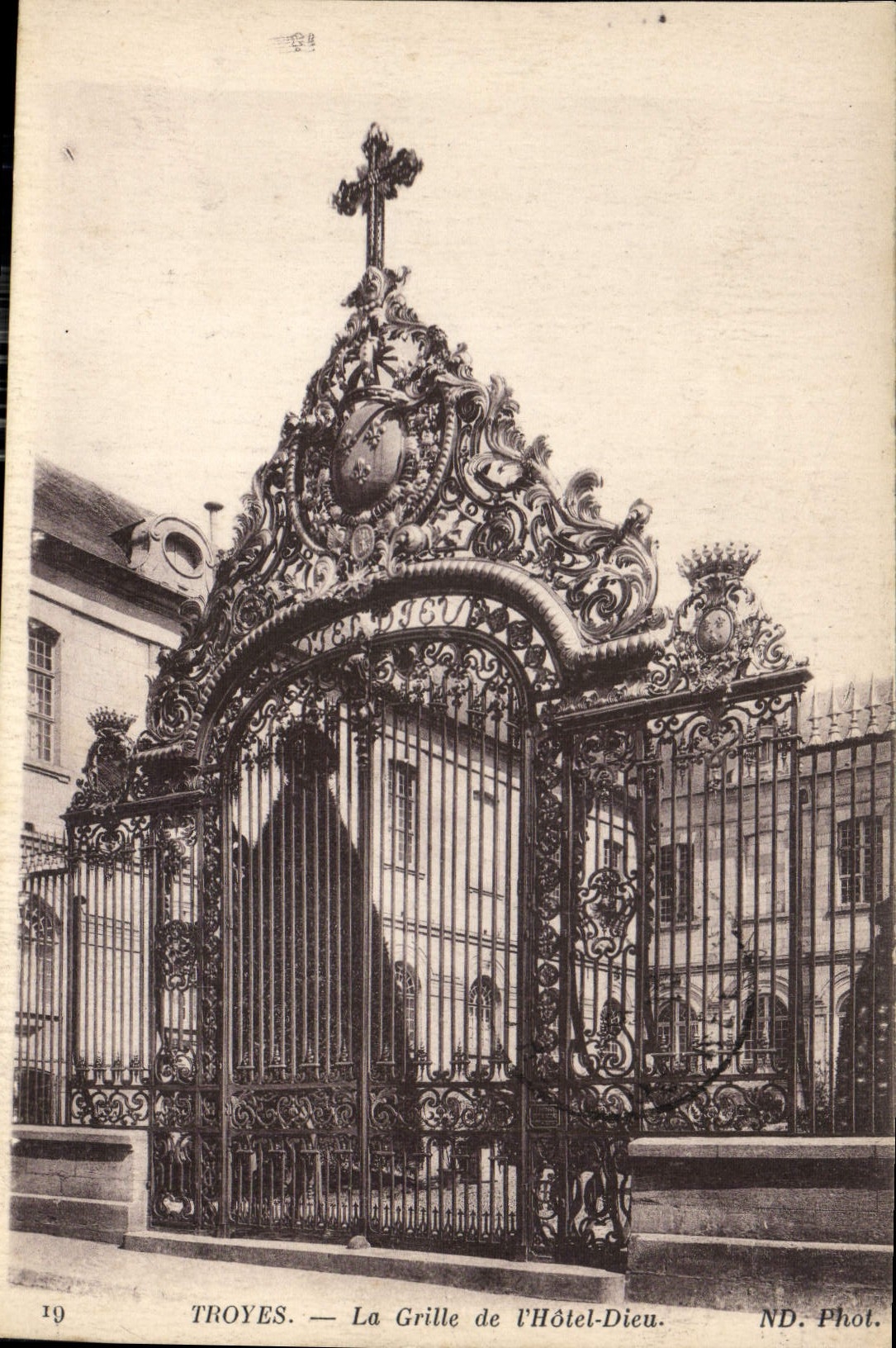 CPA Troyes La Grille de l'Hotel Dieu 