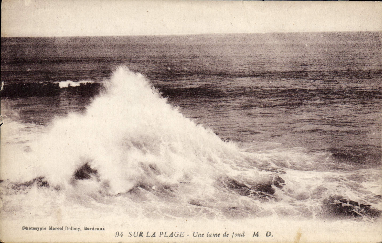 CPA Sur la Plage Une lame de fond 