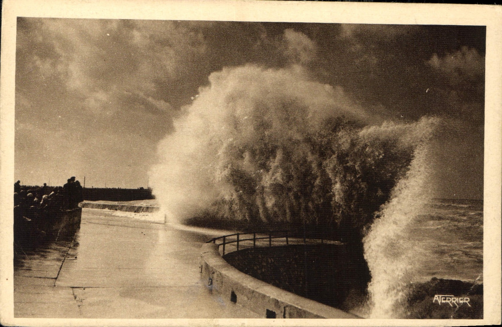 CPA Une vague pendant la grande maree 