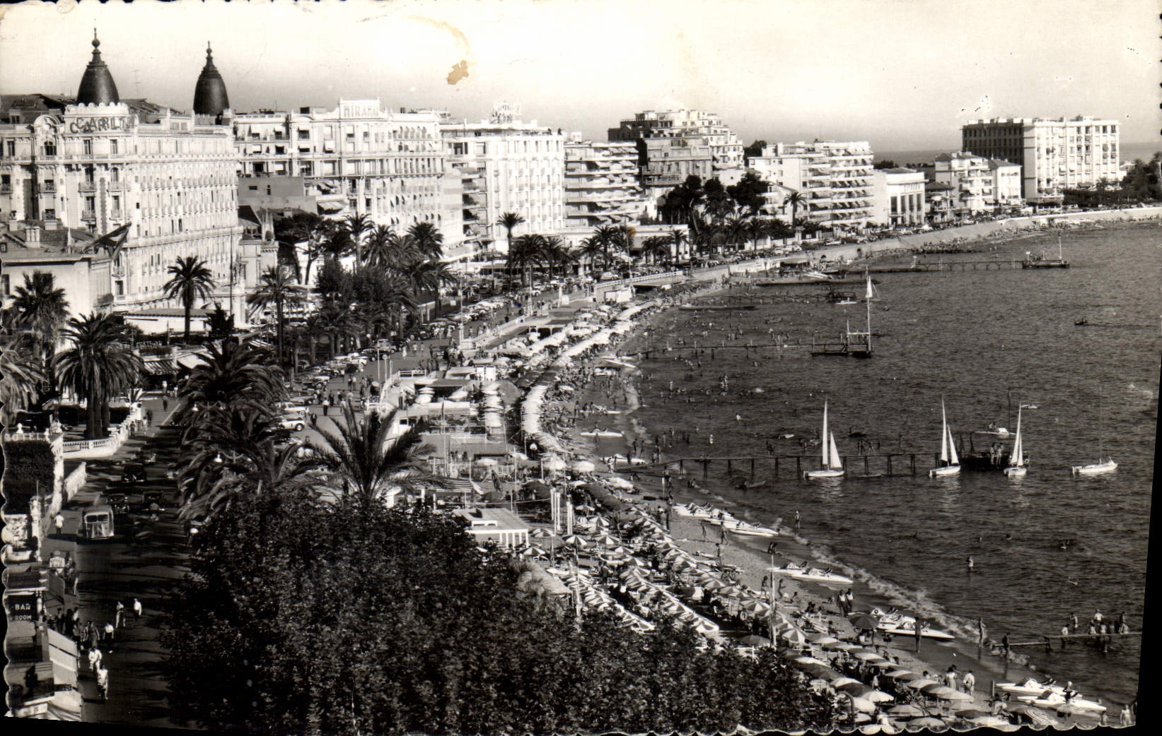 CPA Cannes Les Palaces et la Plage de la Croisette