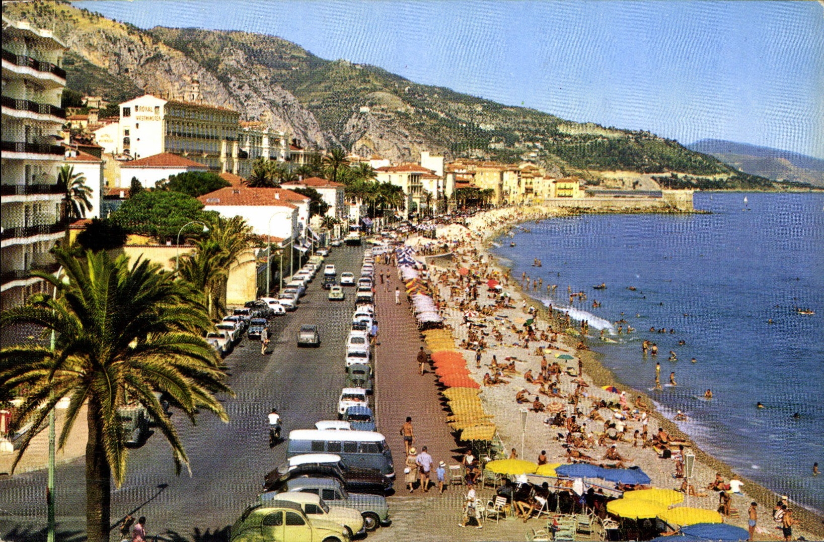 CPA Menton La Plage et le Quai Generale Leclerc de Hautecloque 