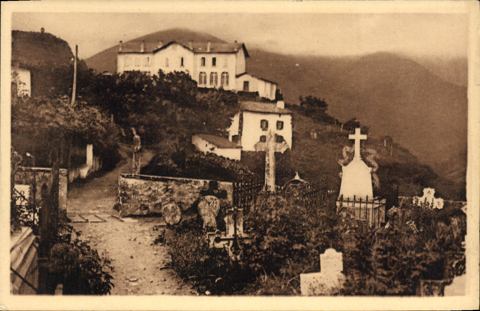 CPA Types Basques Cimetiere et vieilles Tombeau Basques