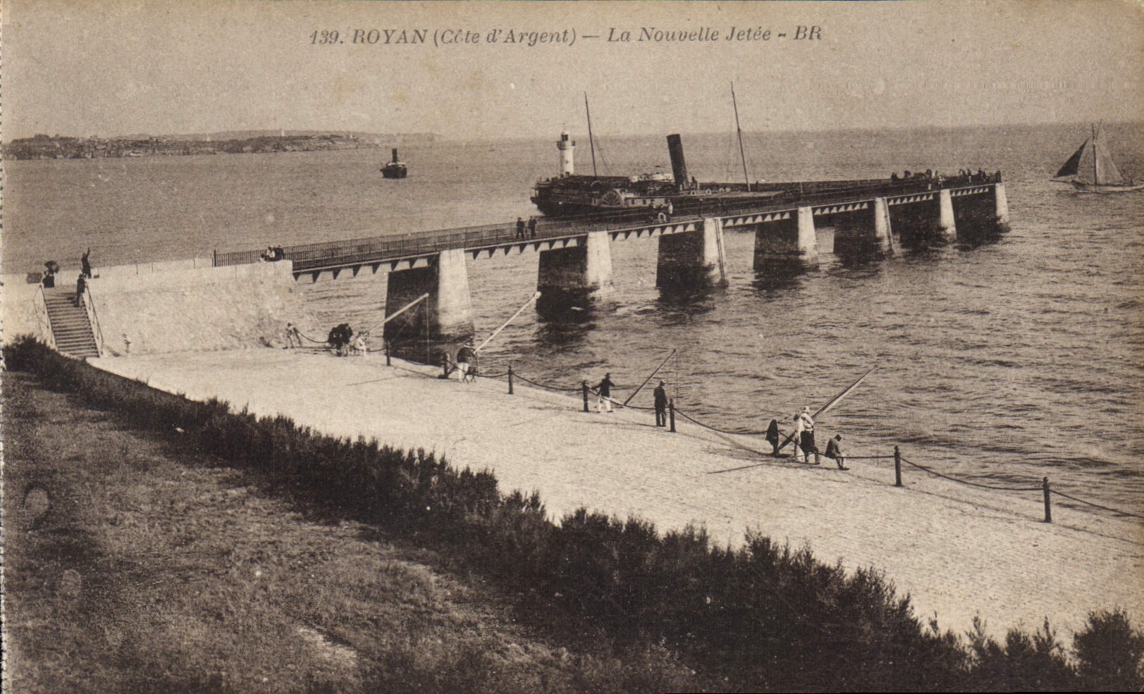 CPA Royan Cote d'Argent La Nouvelle Jetee Bateau
