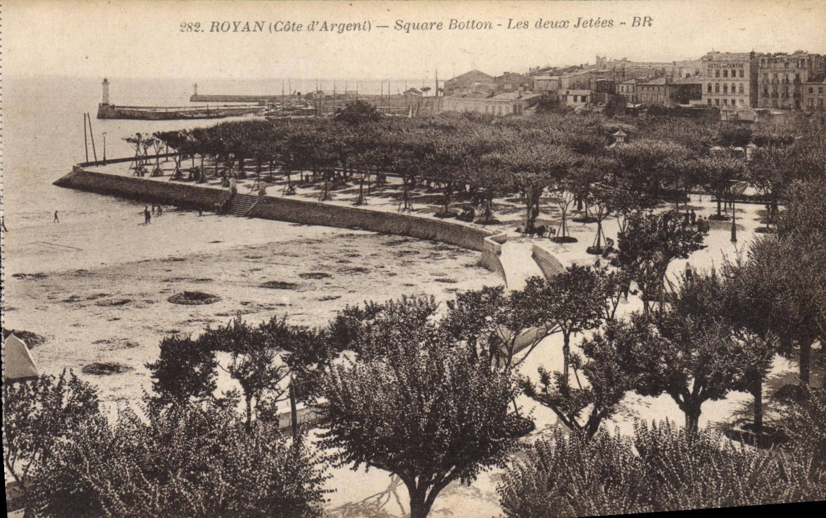 CPA Royan Cote d'Argent Square Botton Les deaux Jetees 