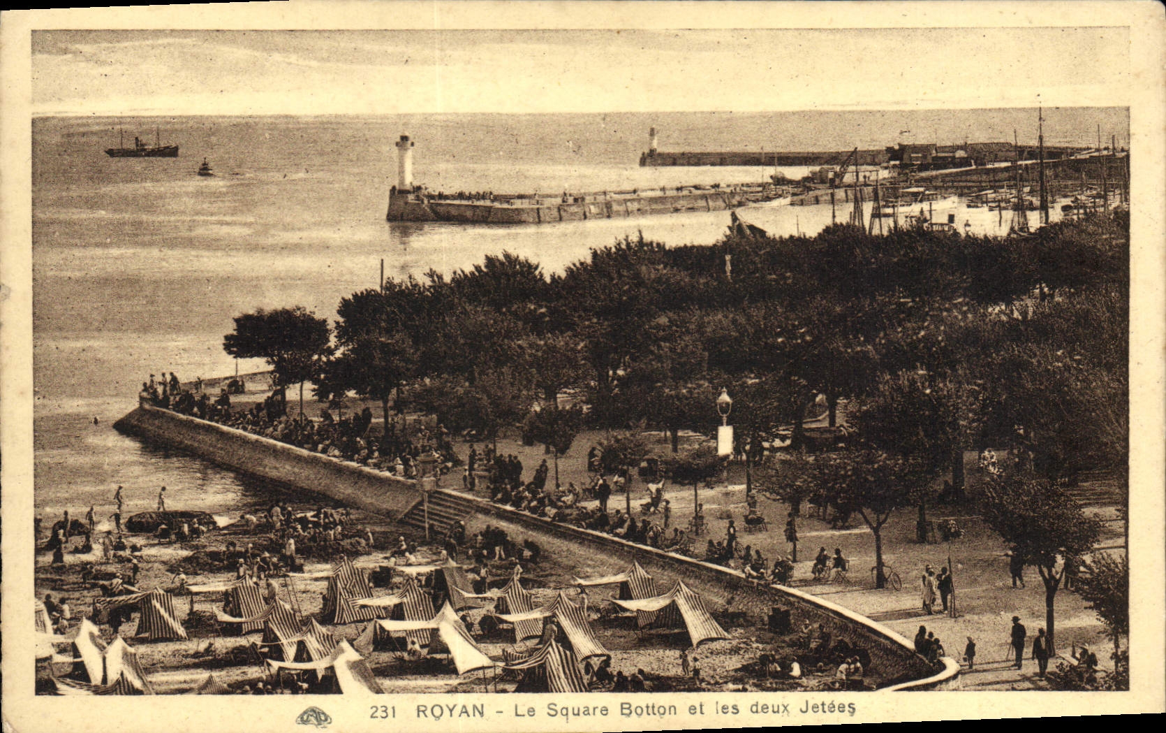 CPA Royan Le Square Botton et les deux Jetees 