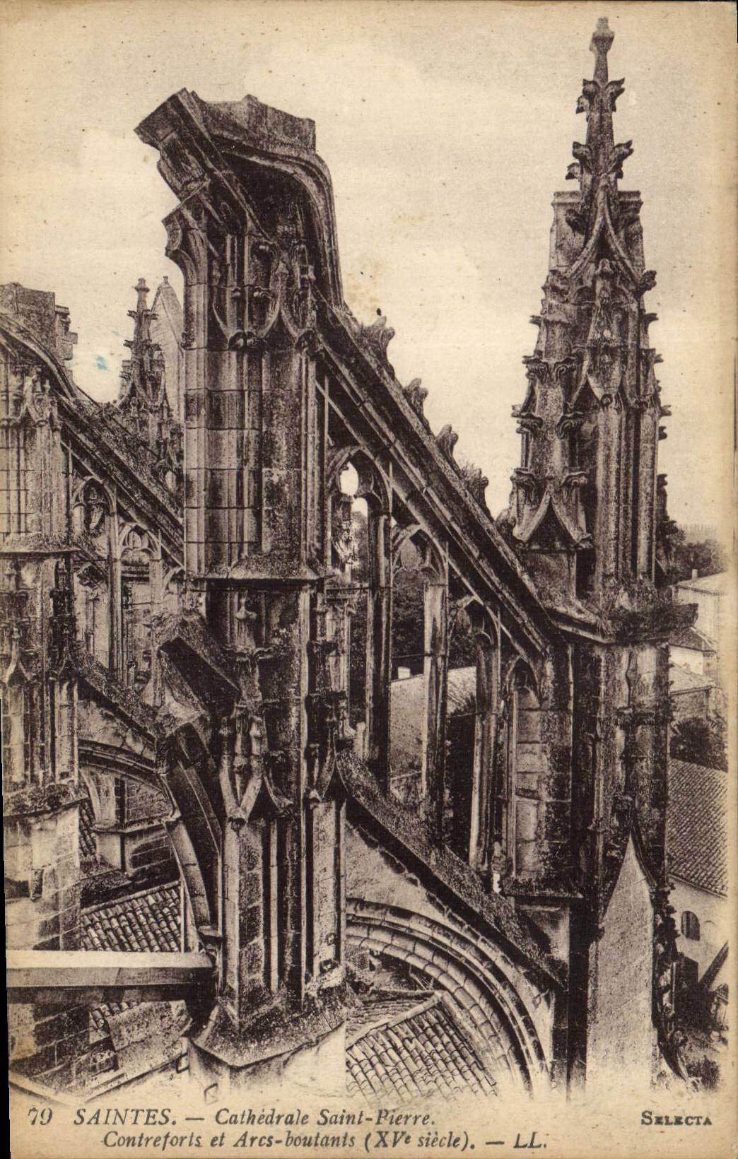 CPA Saintes Cathedrale Sainte Pierre Contreforts et Arcs boutants