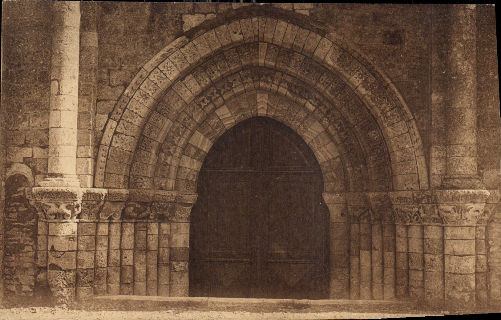 CPA Ile de Re Portail gothique de l'Eglise d'Ars
