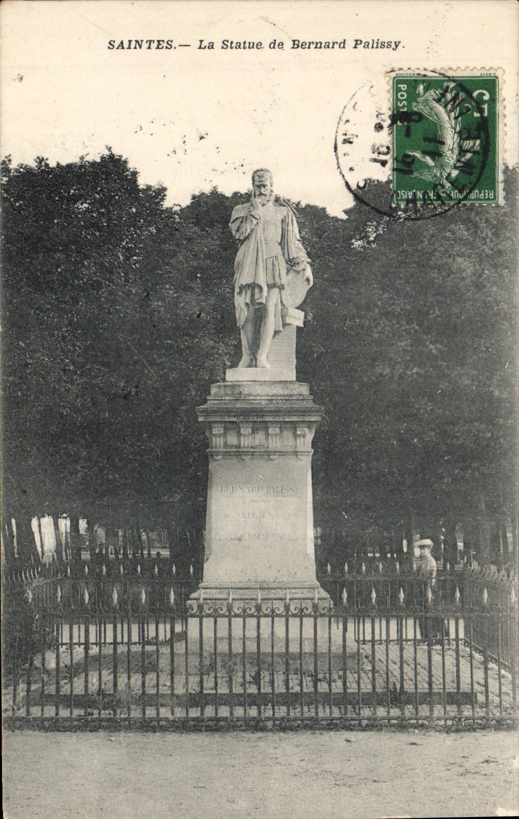 CPA Saintes La Statue de Bernard Palissy