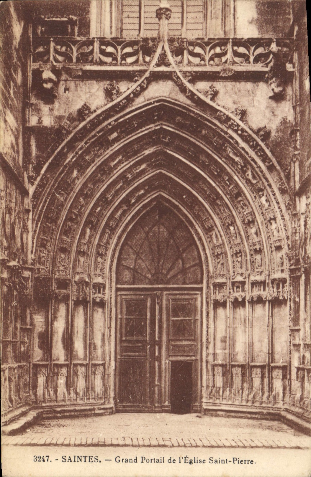 CPA Saintes Grand Portail de l'Eglise Saint Pierre 