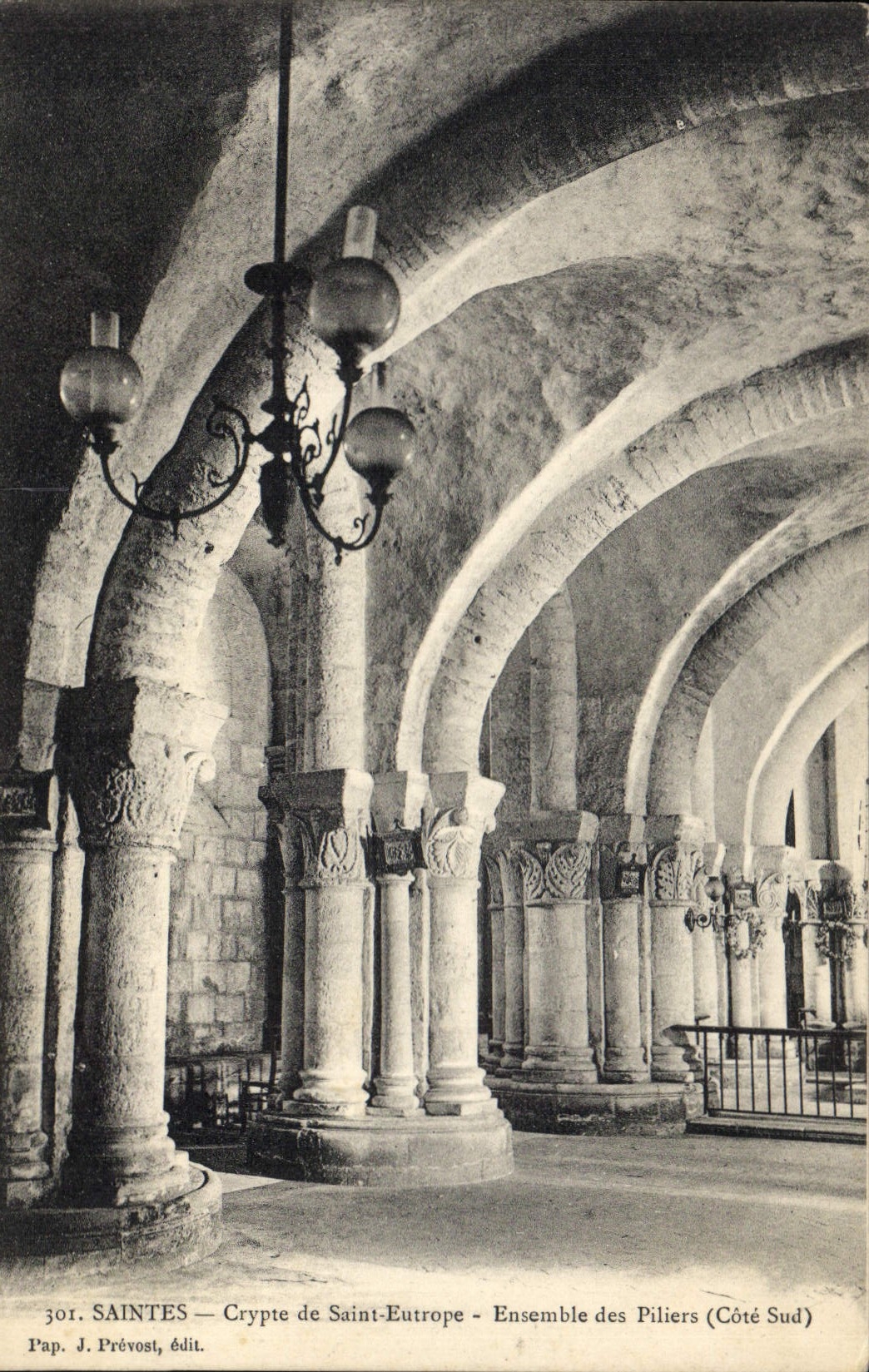 CPA Saintes Crypte de Saint Eutrope Ensemble des Piliers Cote Sud