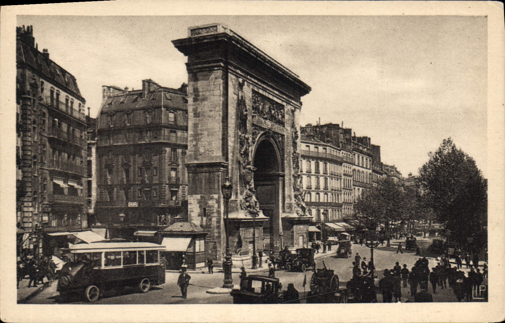 CPA Paris Le Boulevard et la Porte St Denis 