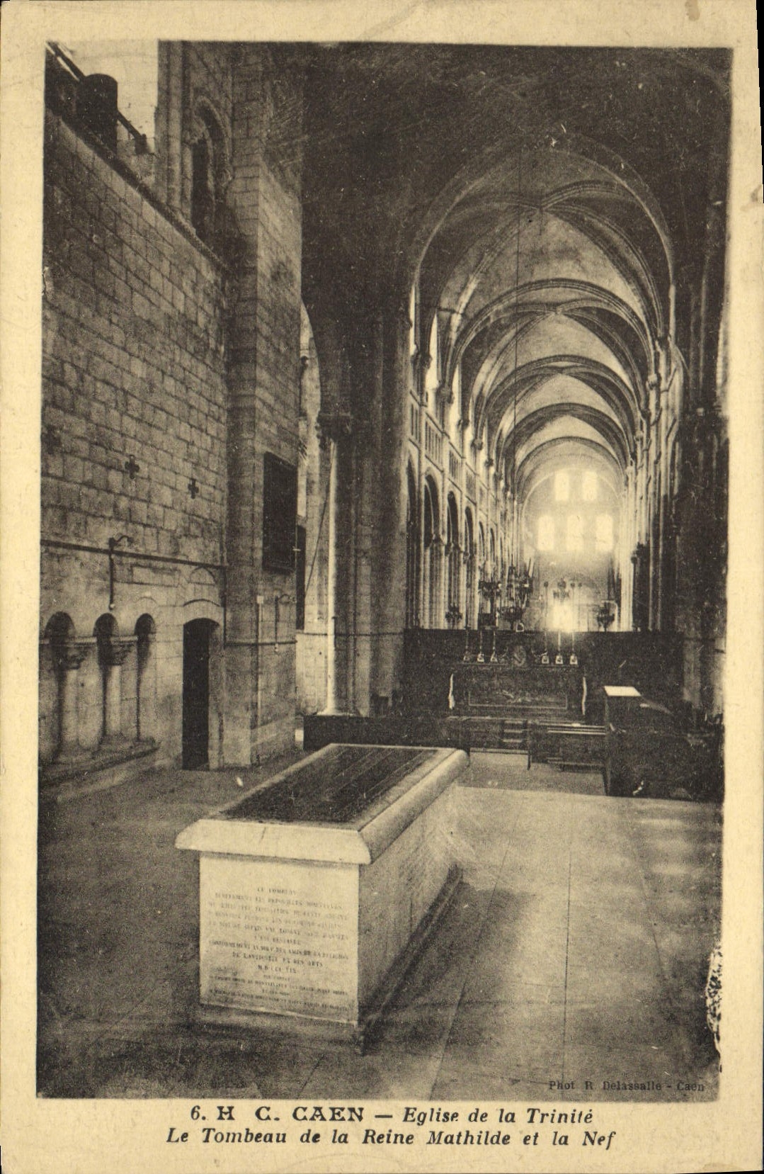 CPA Caen Eglise de la Trinite Le Tombeau de la Reine Mathilde et la Nef 