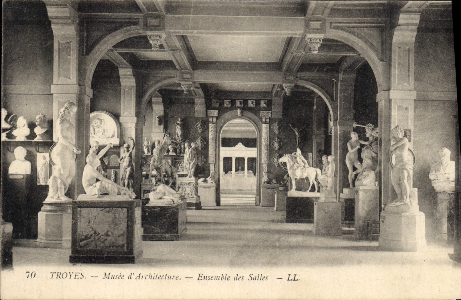 CPA Troyes Musee d'Architecture Ensemble des Salles 