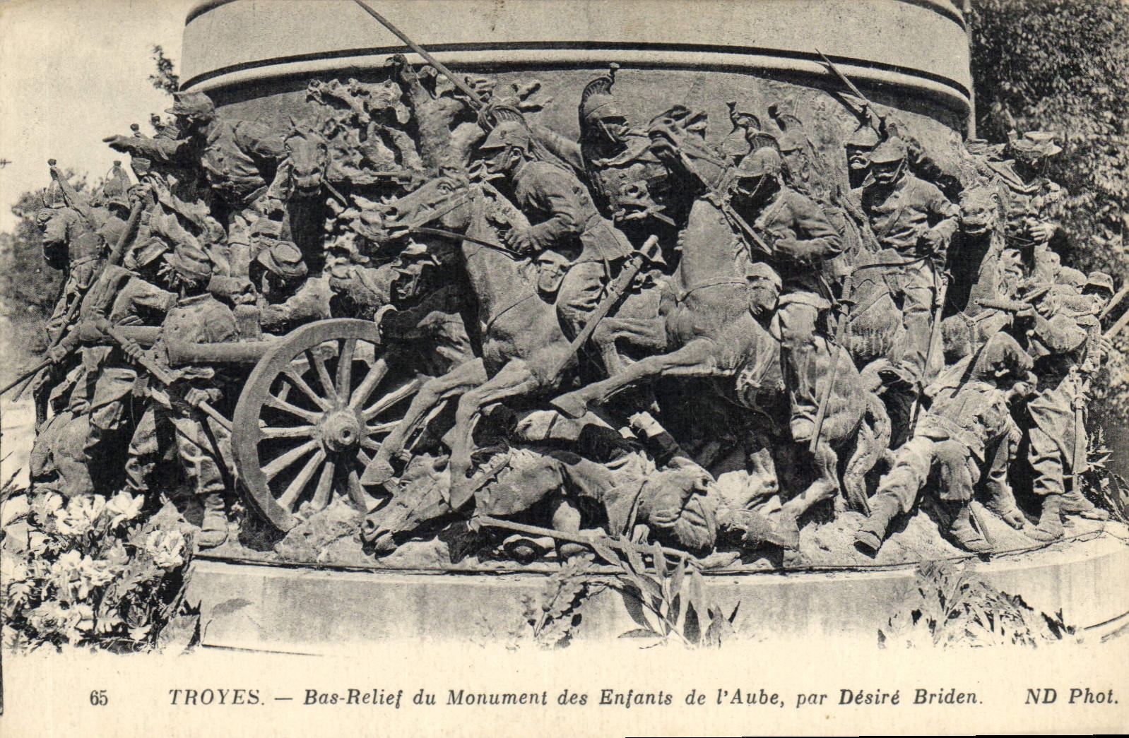 CPA Troyes Bas Relief du Monument des Enfants de l'Aube 