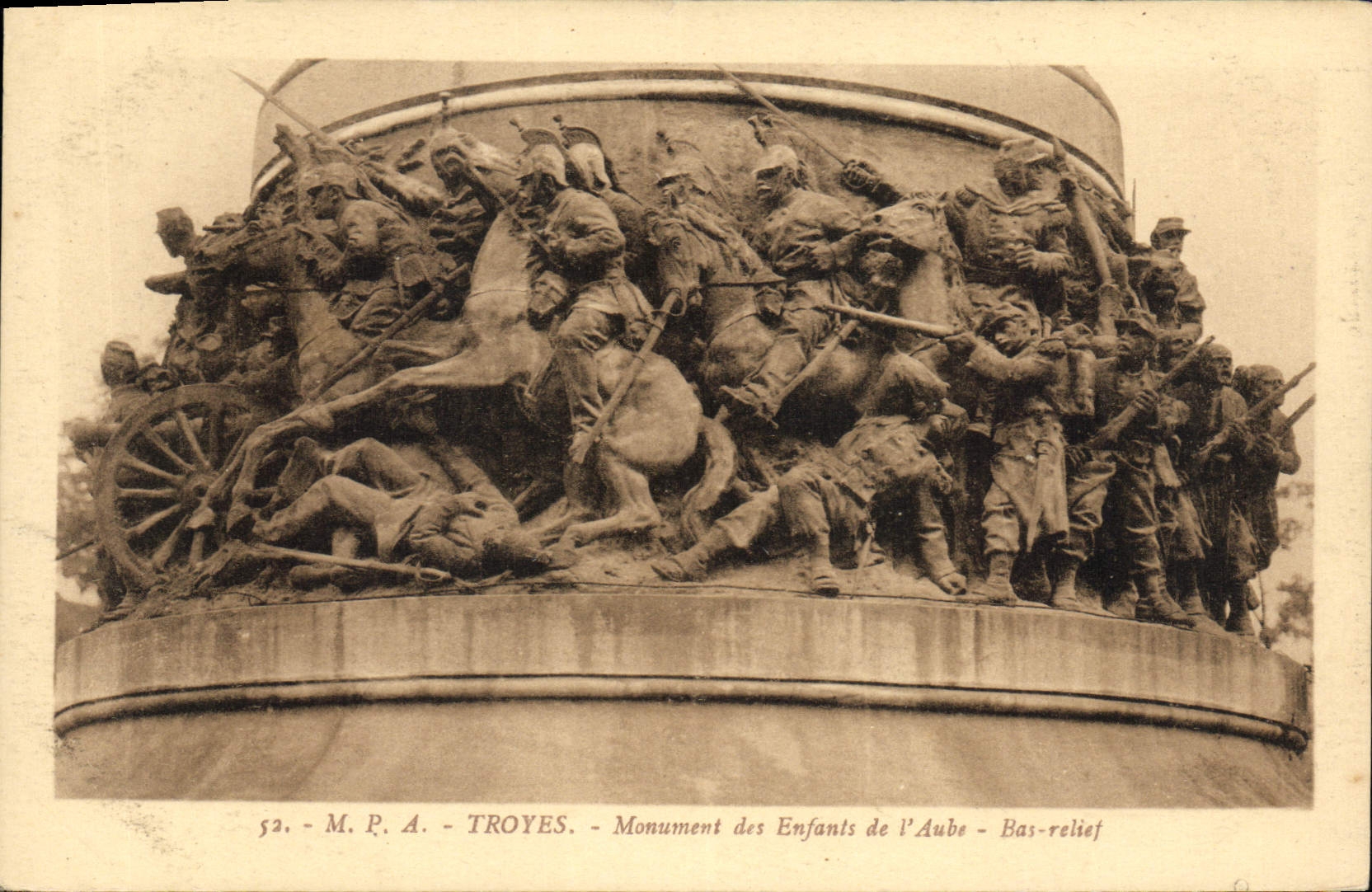 CPA Troyes Monument des Enfants de l'Aube Bas relief 