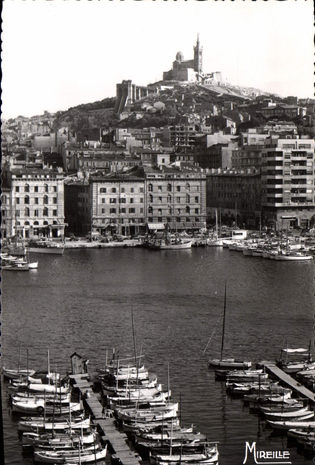 CPA Marseille B du R Un coin du Vieux Port et ND de la Garde Bateaux