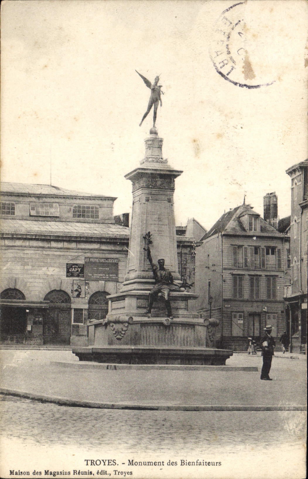 CPA Troyes Monument des Bienfaiteurs 