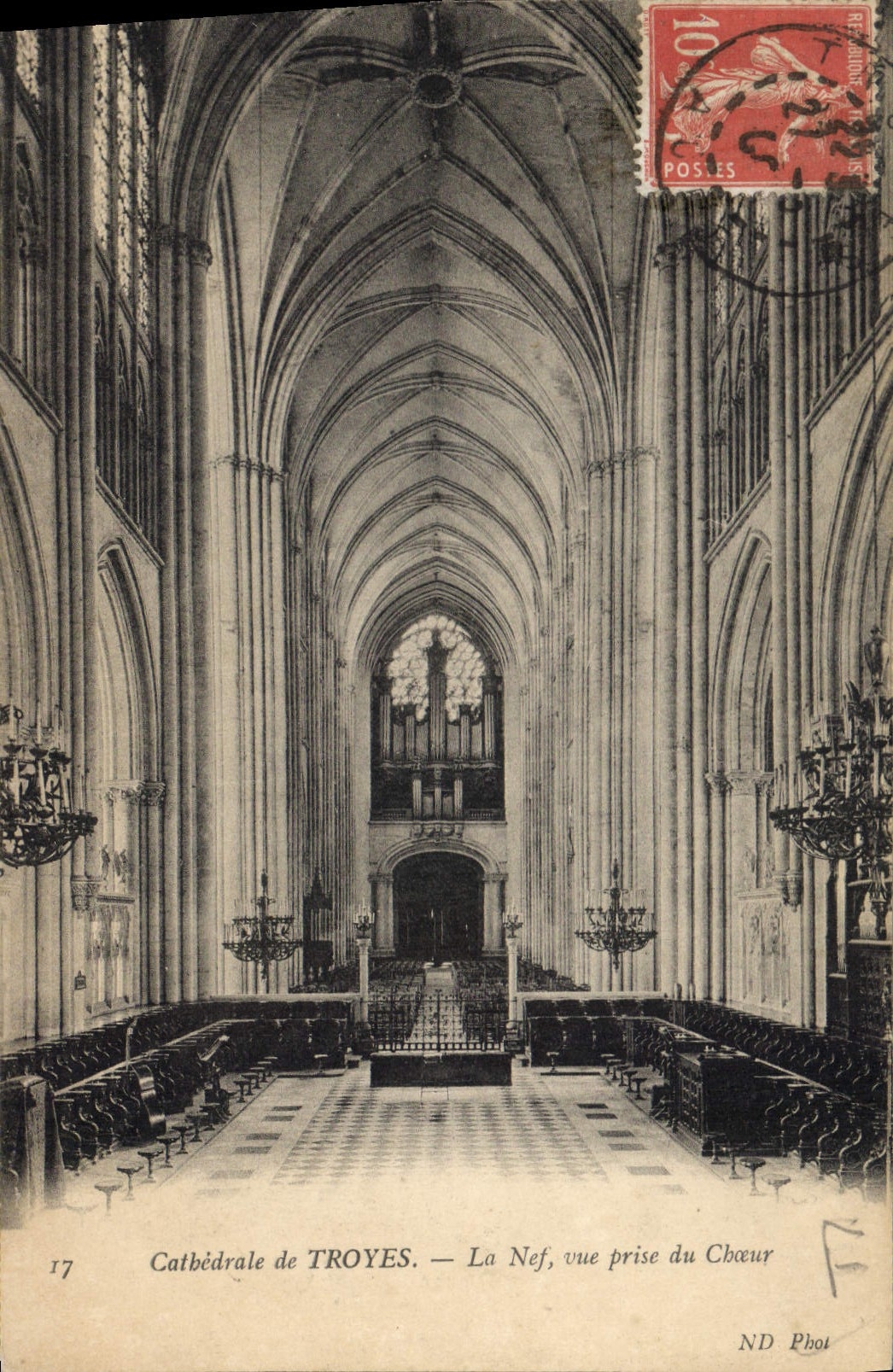 CPA Cathedrale de Troyes La Nef vue prise du Choeur 