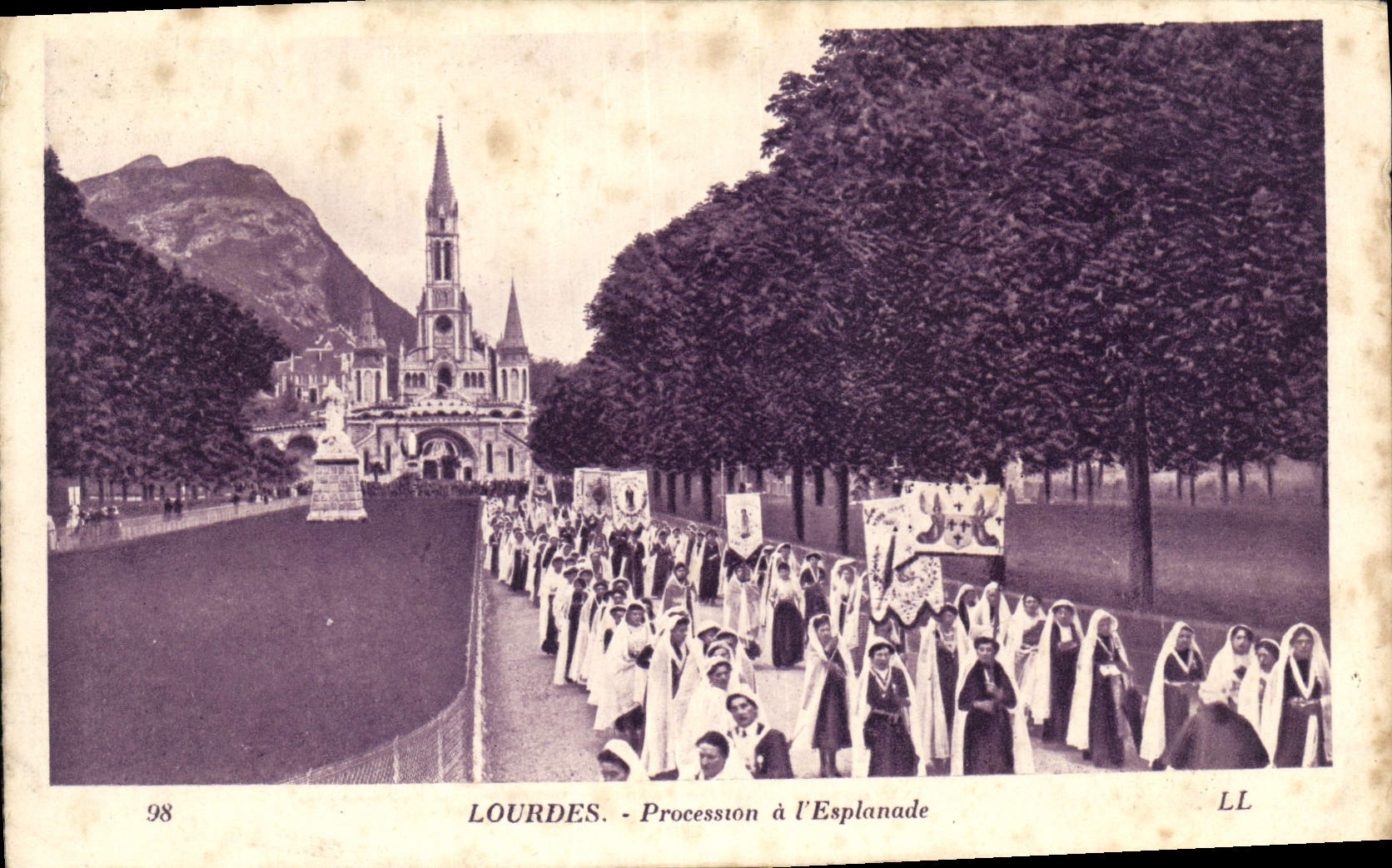 CPA Lourdes Procession de l'Esplanade 
