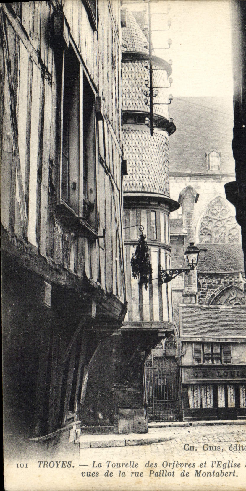 CPA Troyes La Tourelle des Orfevres et l'Eglise vues de la rue Paillot de Montabert 