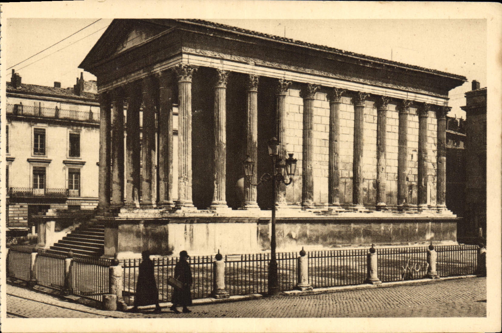 CPA Nimes Gard La Maison Carree 