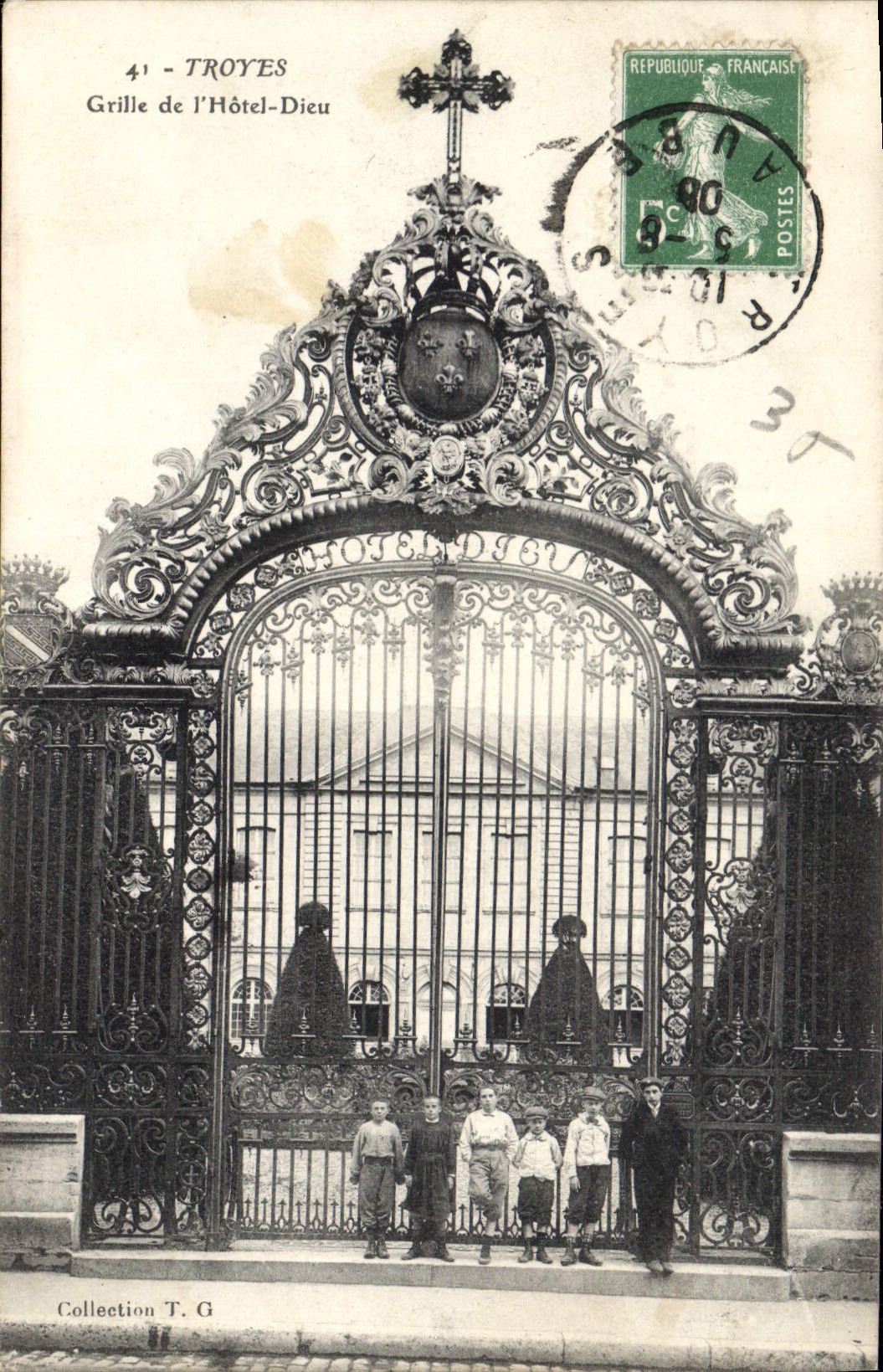 CPA Troyes Grille de l'Hotel Dieu Enfants