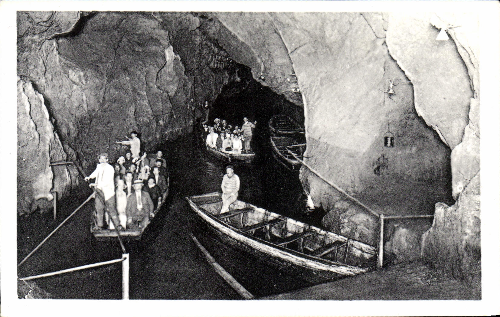 CPA Les Pyrenees Les Grottes de Betharram Le Debarcadere de lu riviere 